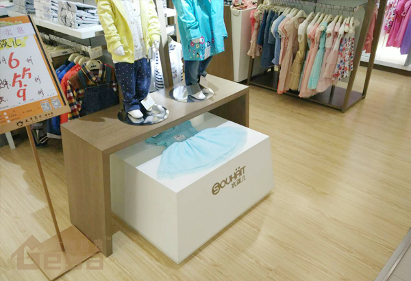 產(chǎn)品展示-兒童服裝展柜-水孩兒